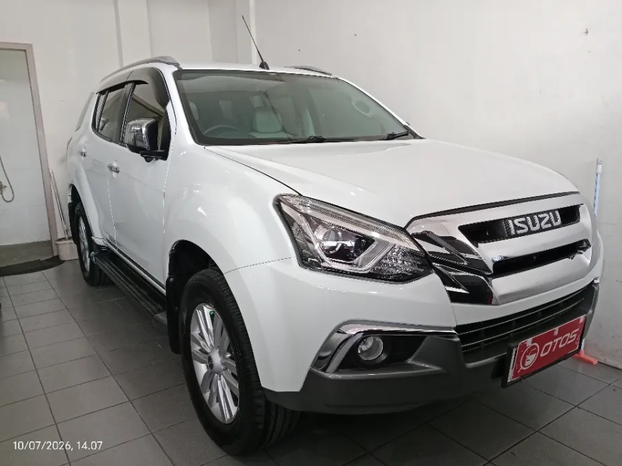 Foto Mobil Bekas Kanan Depan Isuzu MU-X 2.5 tahun 2017