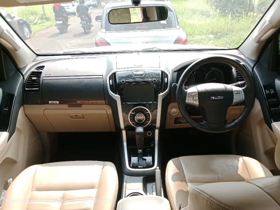 Foto Mobil Bekas Dashboard Isuzu MU-X 2.5 Premiere tahun 2018