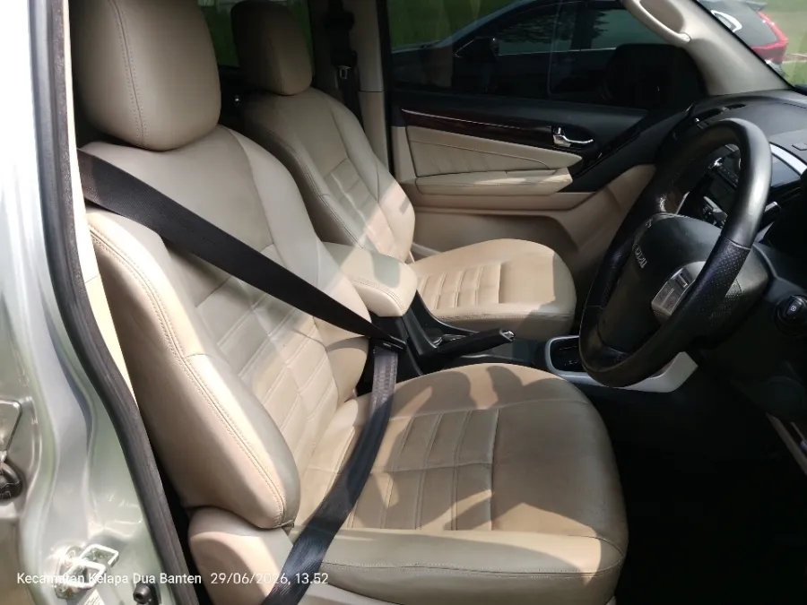 Foto Mobil Bekas Kabin Depan Isuzu MU-X 2.5 Premiere tahun 2018