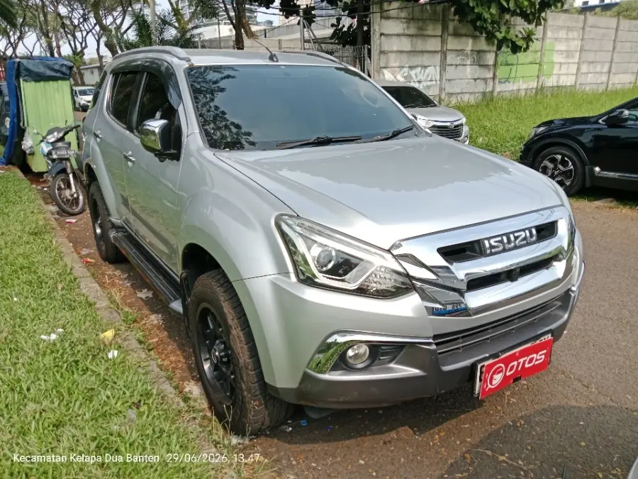 Foto Mobil Bekas Kanan Depan Isuzu MU-X 2.5 Premiere tahun 2018