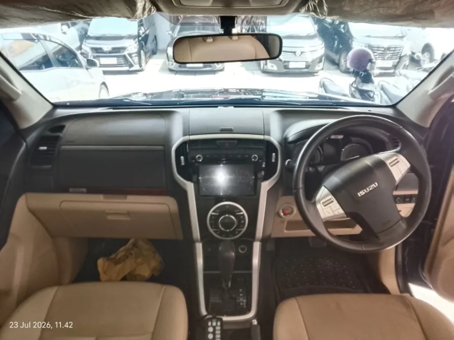 Foto Mobil Bekas Dashboard Isuzu MU-X 2.5 Premiere tahun 2019