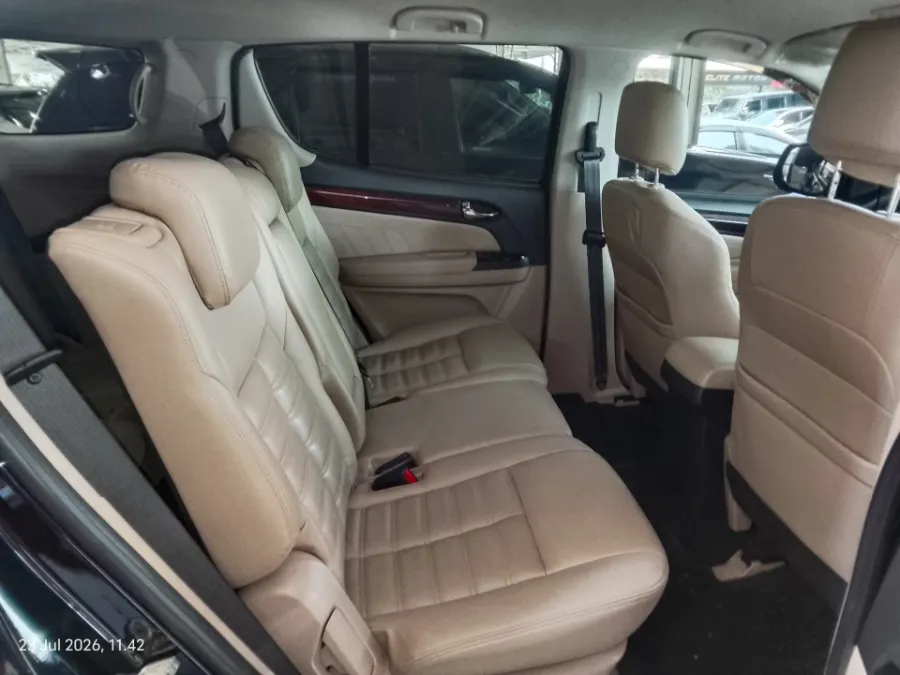 Foto Mobil Bekas Kabin Belakang Isuzu MU-X 2.5 Premiere tahun 2019