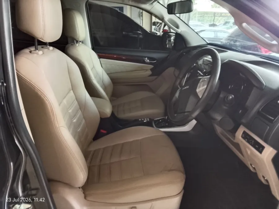 Foto Mobil Bekas Kabin Depan Isuzu MU-X 2.5 Premiere tahun 2019