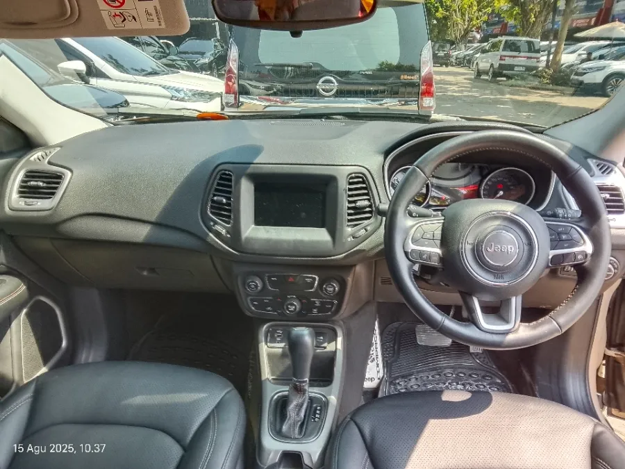 Foto Mobil Bekas Dashboard Jeep Compass 1.4 Longitude tahun 2018
