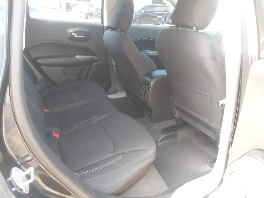 Foto Mobil Bekas Kabin Belakang Jeep Compass 1.4 Longitude tahun 2018