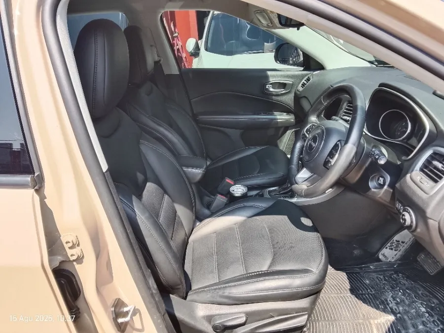 Foto Mobil Bekas Kabin Depan Jeep Compass 1.4 Longitude tahun 2018