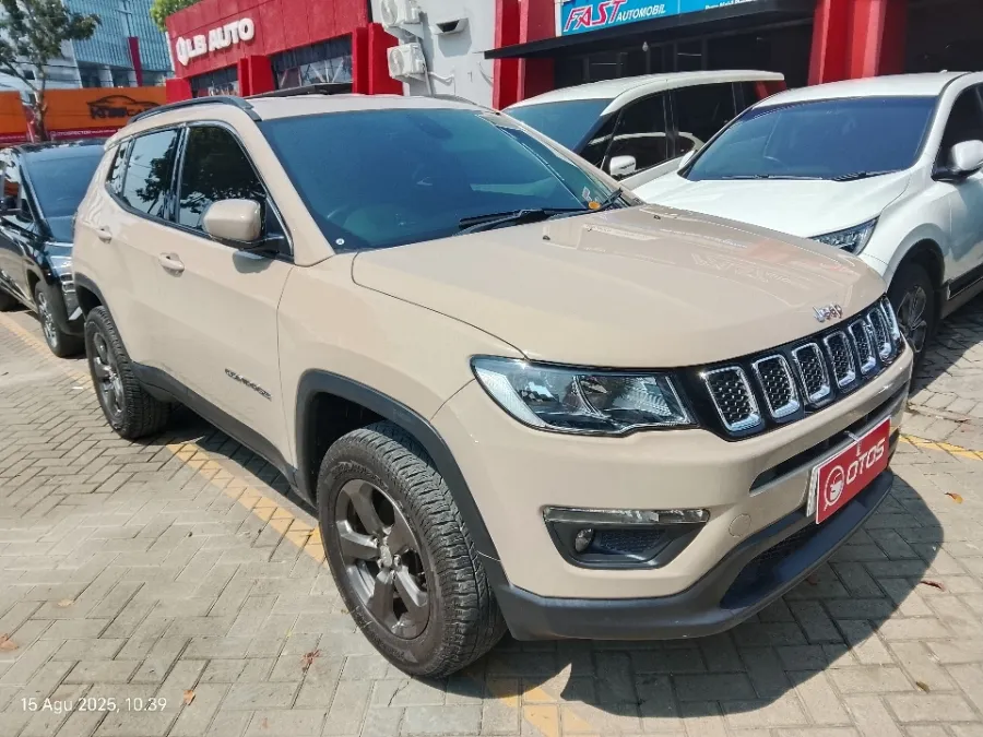 Foto Mobil Bekas Kanan Depan Jeep Compass 1.4 Longitude tahun 2018