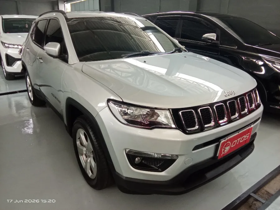 Foto Mobil Bekas Kanan Depan Jeep Compass 1.4 Longitude tahun 2018