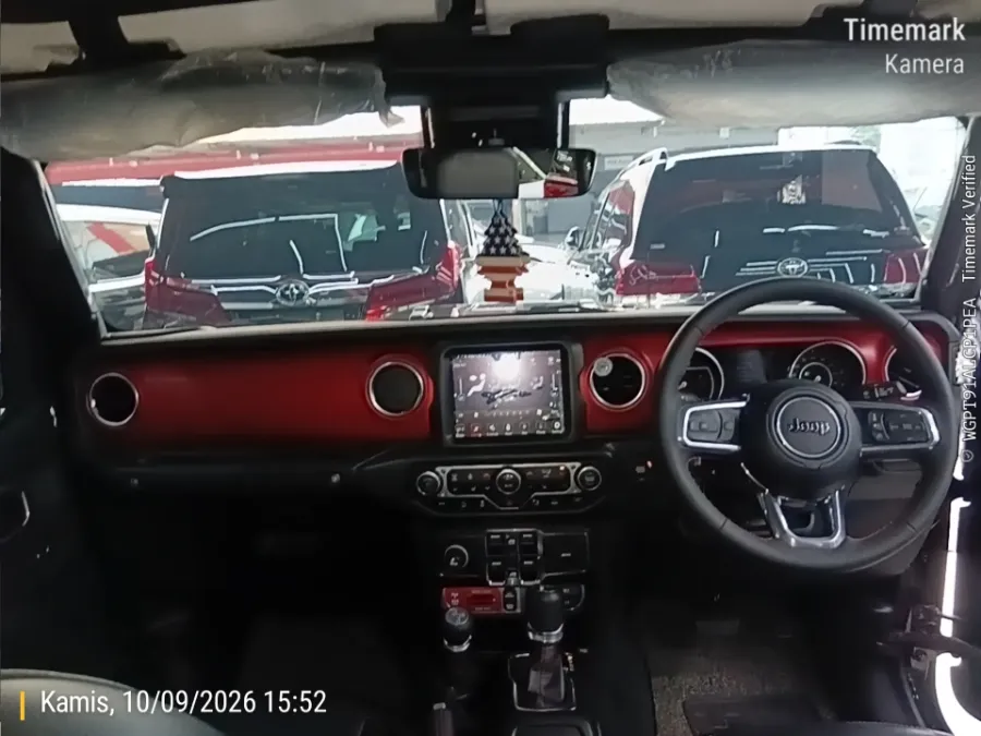 Foto Mobil Bekas Dashboard Jeep Gladiator 3.6 Rubicon tahun 2023