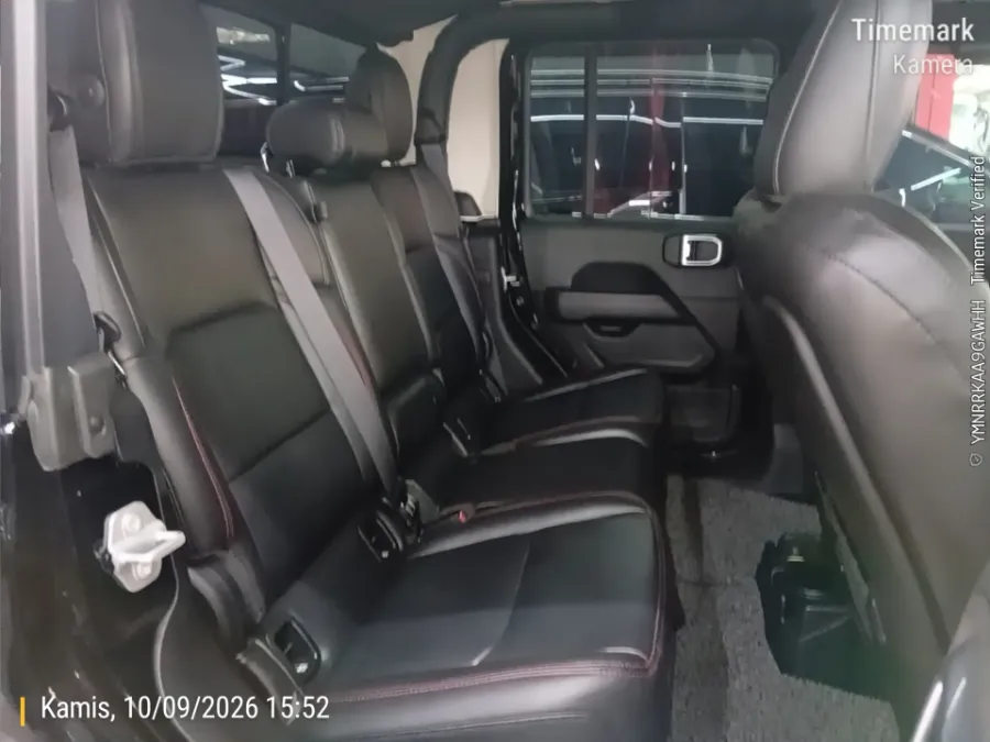 Foto Mobil Bekas Kabin Belakang Jeep Gladiator 3.6 Rubicon tahun 2023