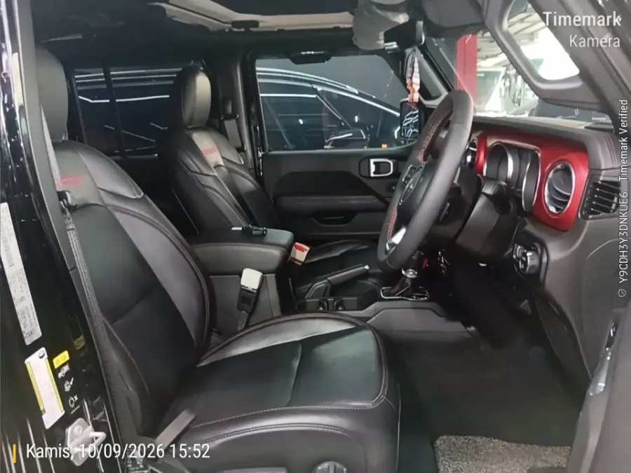 Foto Mobil Bekas Kabin Depan Jeep Gladiator 3.6 Rubicon tahun 2023