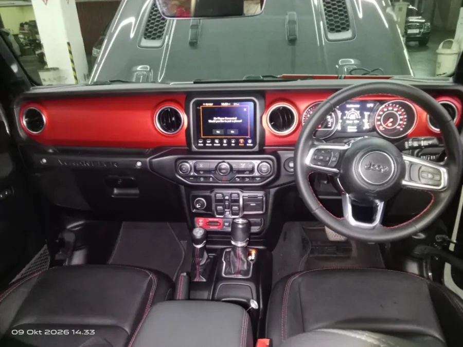 Foto Mobil Bekas Dashboard Jeep Wrangler 2.0 tahun 2019