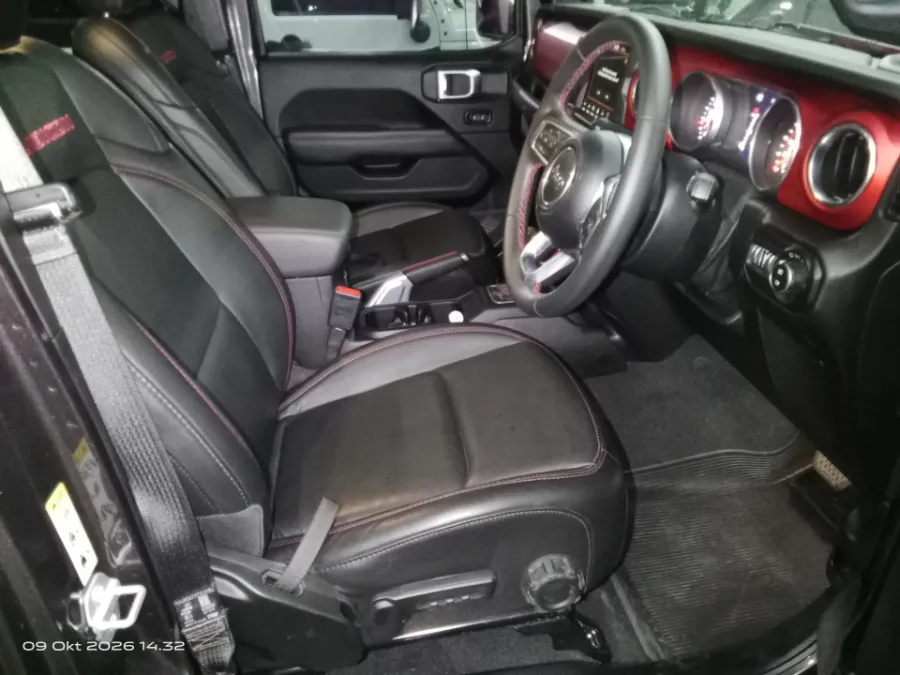 Foto Mobil Bekas Kabin Depan Jeep Wrangler 2.0 tahun 2019