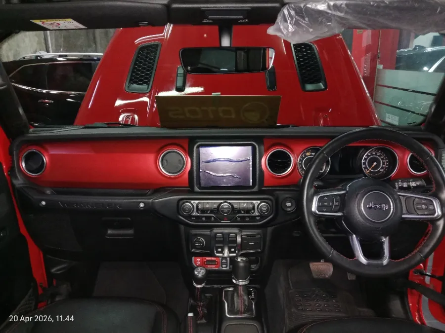 Foto Mobil Bekas Dashboard Jeep Wrangler 2.0 Rubicon 2-Door tahun 2023