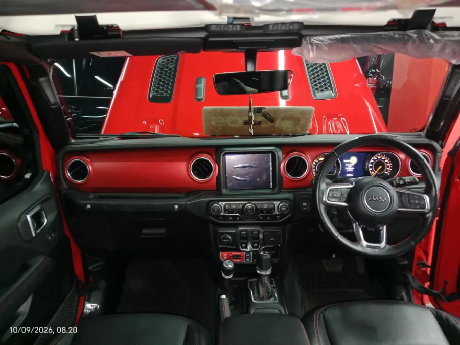 Foto Mobil Bekas Dashboard Jeep Wrangler 2.0 Rubicon 2-Door tahun 2023