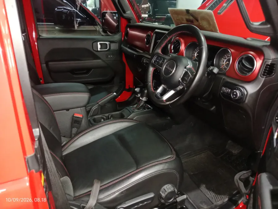 Foto Mobil Bekas Kabin Depan Jeep Wrangler 2.0 Rubicon 2-Door tahun 2023