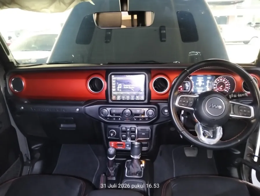 Foto Mobil Bekas Dashboard Jeep Wrangler 2.0 Rubicon 4-Door tahun 2020