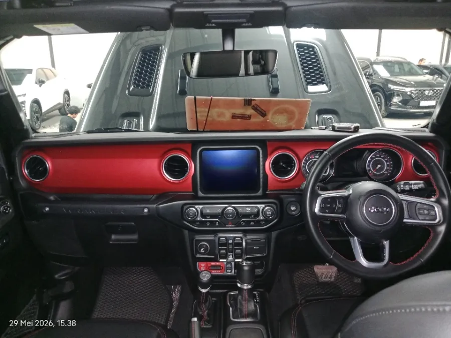 Foto Mobil Bekas Dashboard Jeep Wrangler 2.0 Rubicon 4-Door tahun 2022