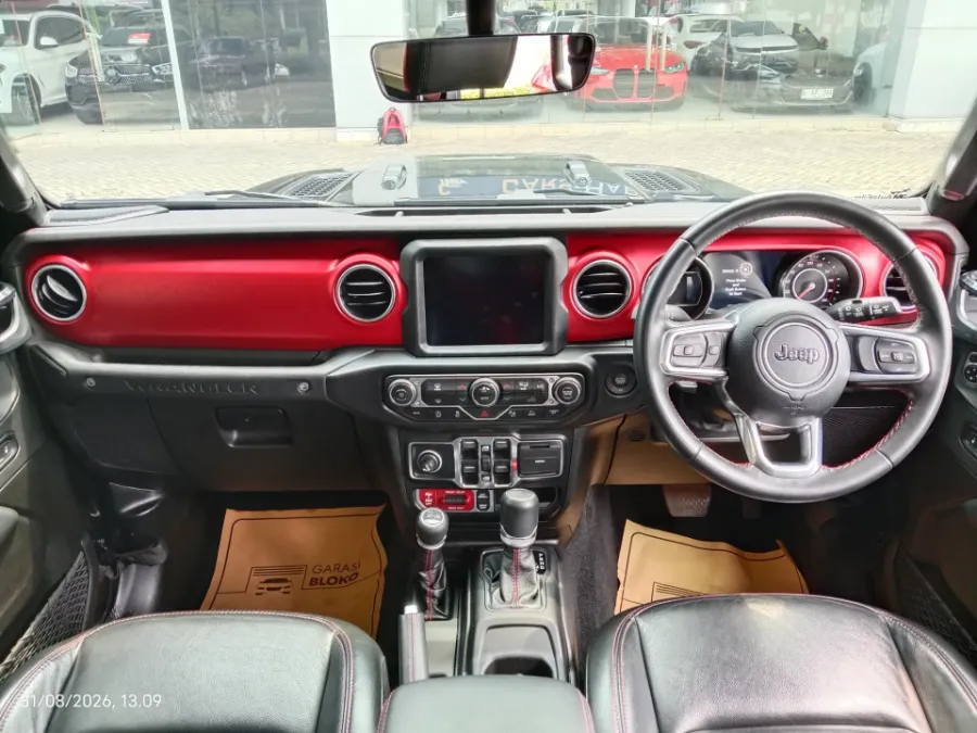 Foto Mobil Bekas Dashboard Jeep Wrangler 2.0 Rubicon 4-Door tahun 2022