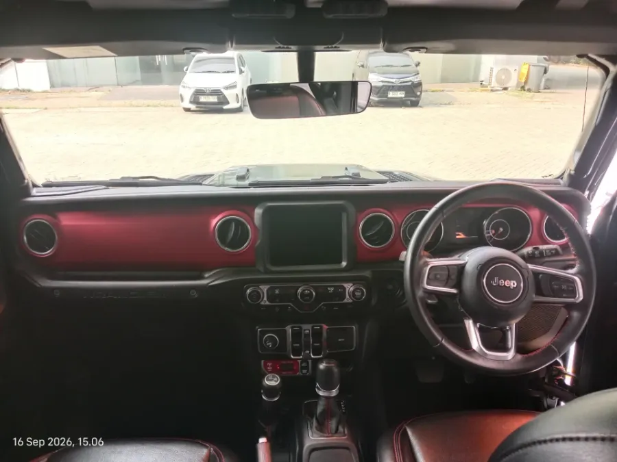 Foto Mobil Bekas Dashboard Jeep Wrangler 2.0 Rubicon 4-Door tahun 2022