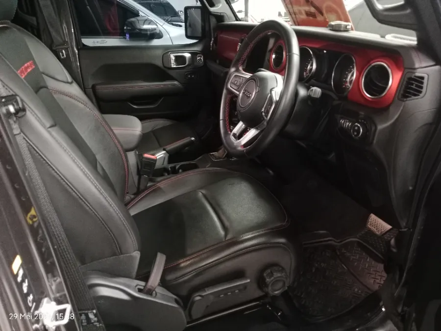 Foto Mobil Bekas Kabin Depan Jeep Wrangler 2.0 Rubicon 4-Door tahun 2022