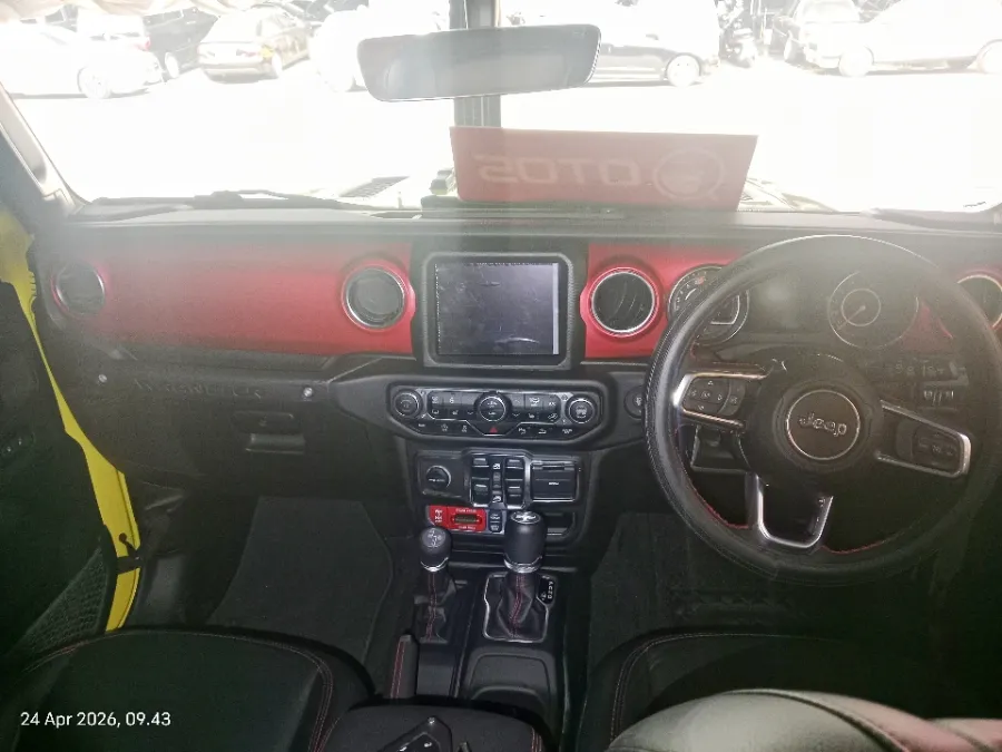Foto Mobil Bekas Dashboard Jeep Wrangler 2.0 Rubicon 4-Door tahun 2023