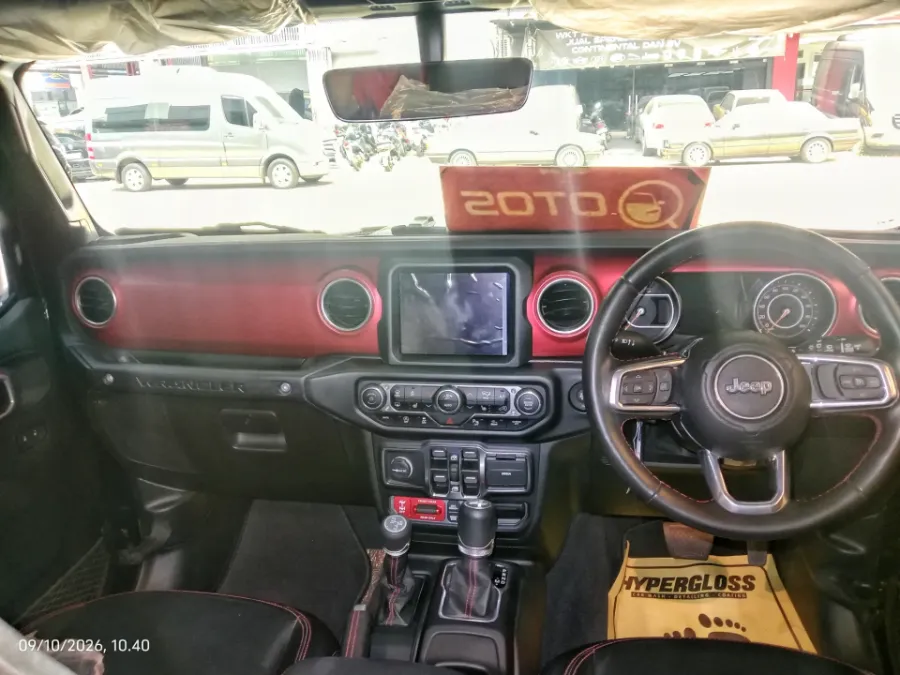 Foto Mobil Bekas Dashboard Jeep Wrangler 2.0 Rubicon 4-Door tahun 2023