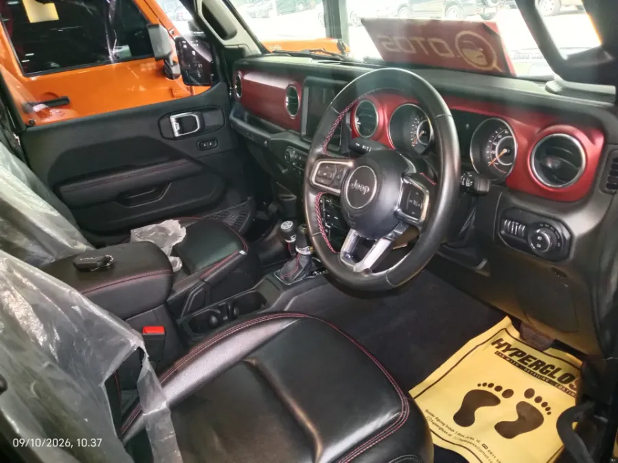 Foto Mobil Bekas Kabin Depan Jeep Wrangler 2.0 Rubicon 4-Door tahun 2023