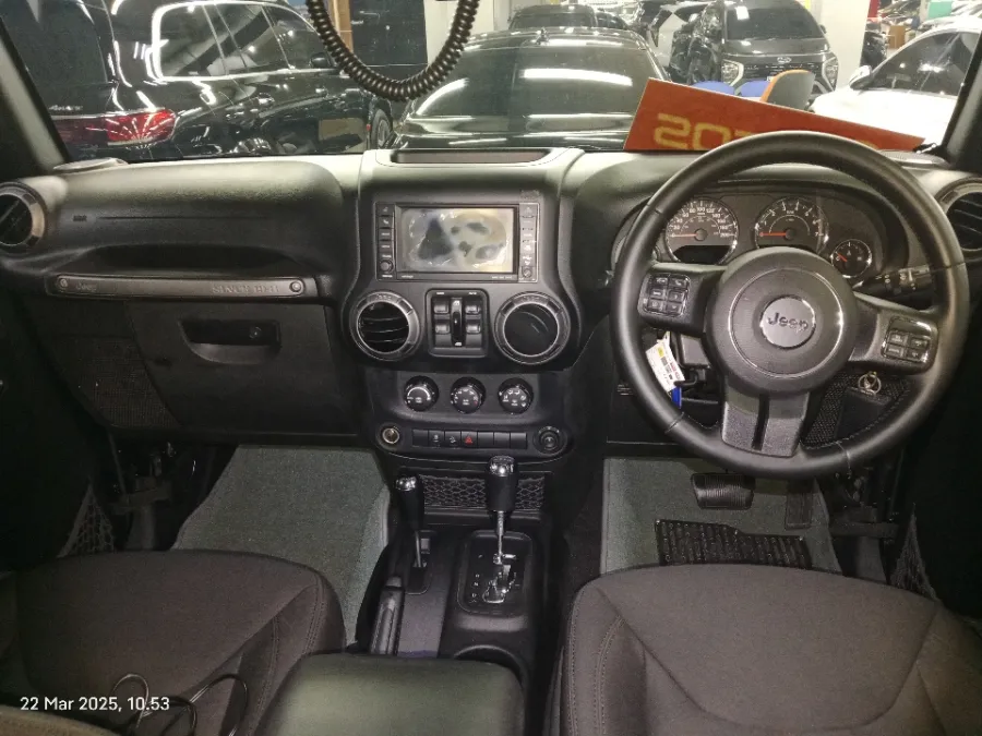Foto Mobil Bekas Dashboard Jeep Wrangler 3.0 tahun 2015