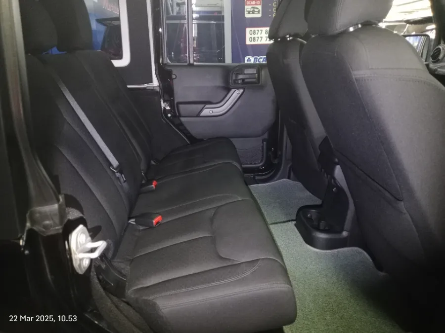 Foto Mobil Bekas Kabin Belakang Jeep Wrangler 3.0 tahun 2015