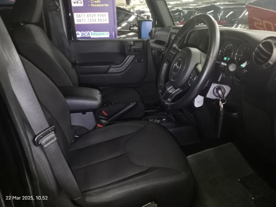 Foto Mobil Bekas Kabin Depan Jeep Wrangler 3.0 tahun 2015