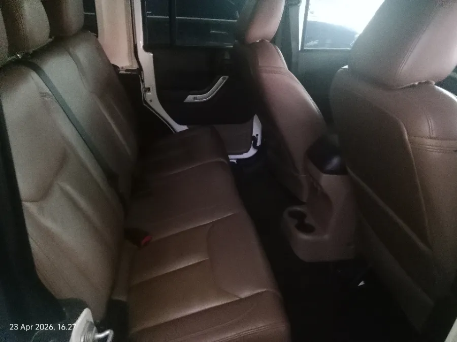 Foto Mobil Bekas Kabin Belakang Jeep Wrangler 3.0 Rubicon tahun 2015