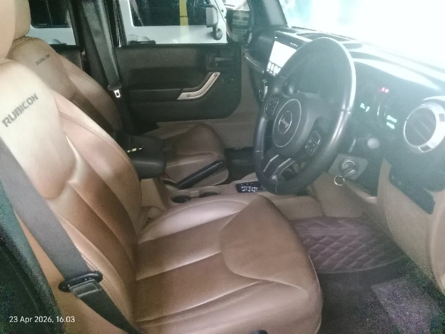 Foto Mobil Bekas Kabin Depan Jeep Wrangler 3.0 Rubicon tahun 2015