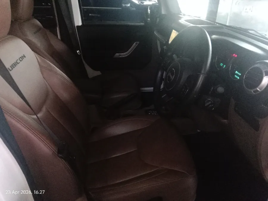 Foto Mobil Bekas Kabin Depan Jeep Wrangler 3.0 Rubicon tahun 2015