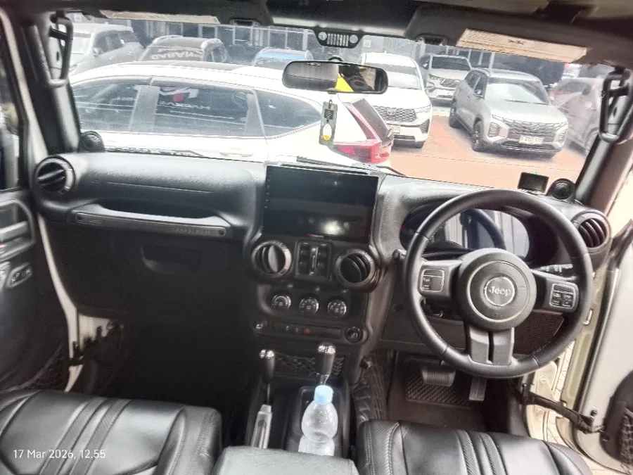 Foto Mobil Bekas Dashboard Jeep Wrangler 3.6 tahun 2012