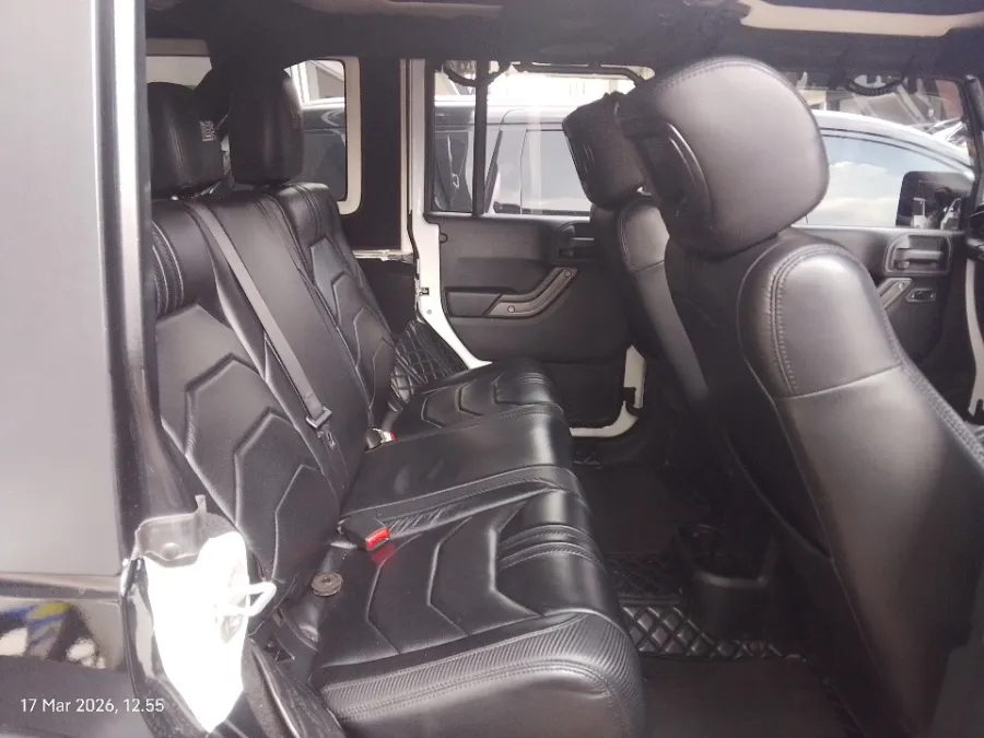 Foto Mobil Bekas Kabin Belakang Jeep Wrangler 3.6 tahun 2012