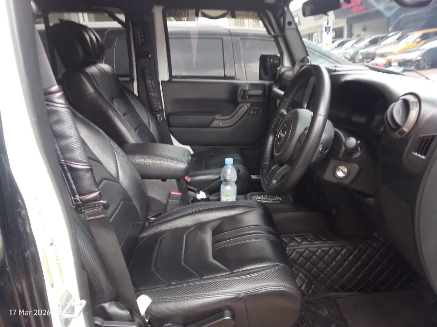 Foto Mobil Bekas Kabin Depan Jeep Wrangler 3.6 tahun 2012