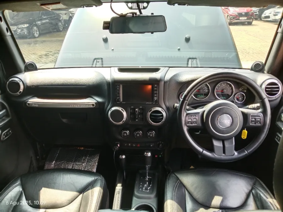 Foto Mobil Bekas Dashboard Jeep Wrangler 3.6 tahun 2013