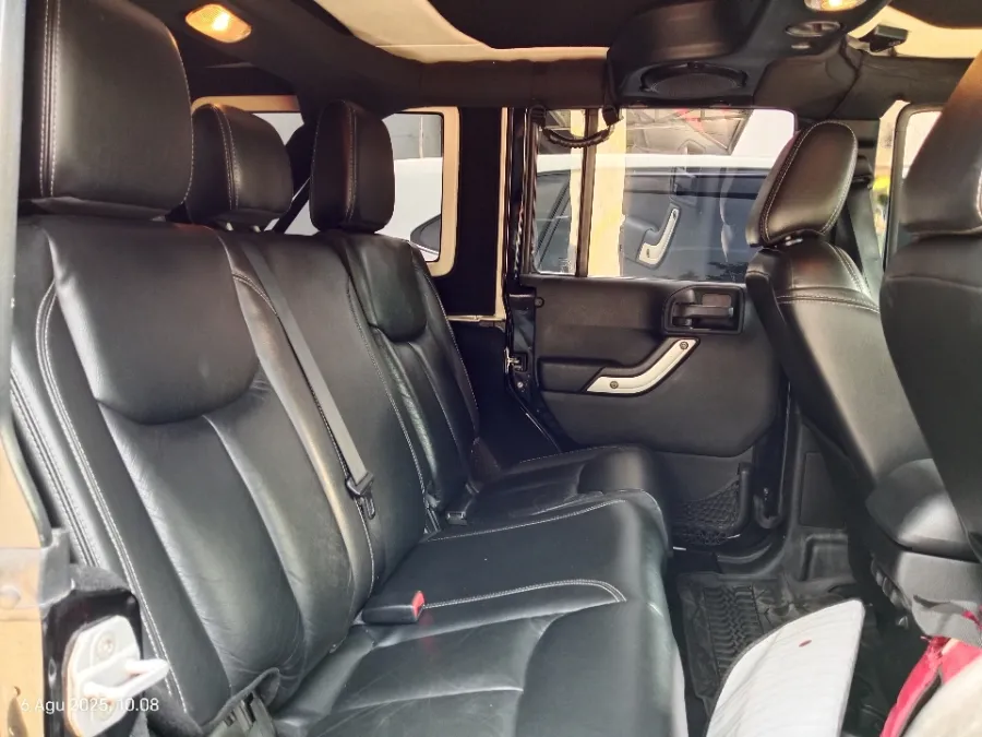 Foto Mobil Bekas Kabin Belakang Jeep Wrangler 3.6 tahun 2013