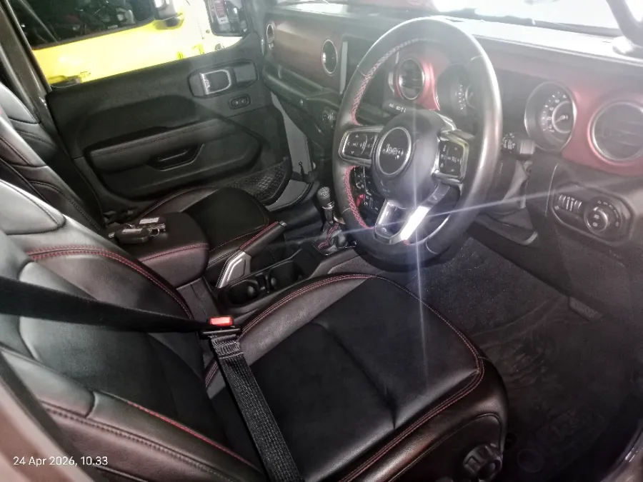 Foto Mobil Bekas Kabin Depan Jeep Wrangler 3.6 Rubicon tahun 2022