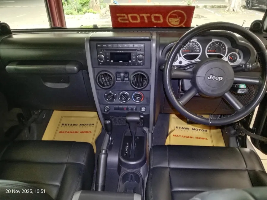 Foto Mobil Bekas Dashboard Jeep Wrangler 3.8 tahun 2010