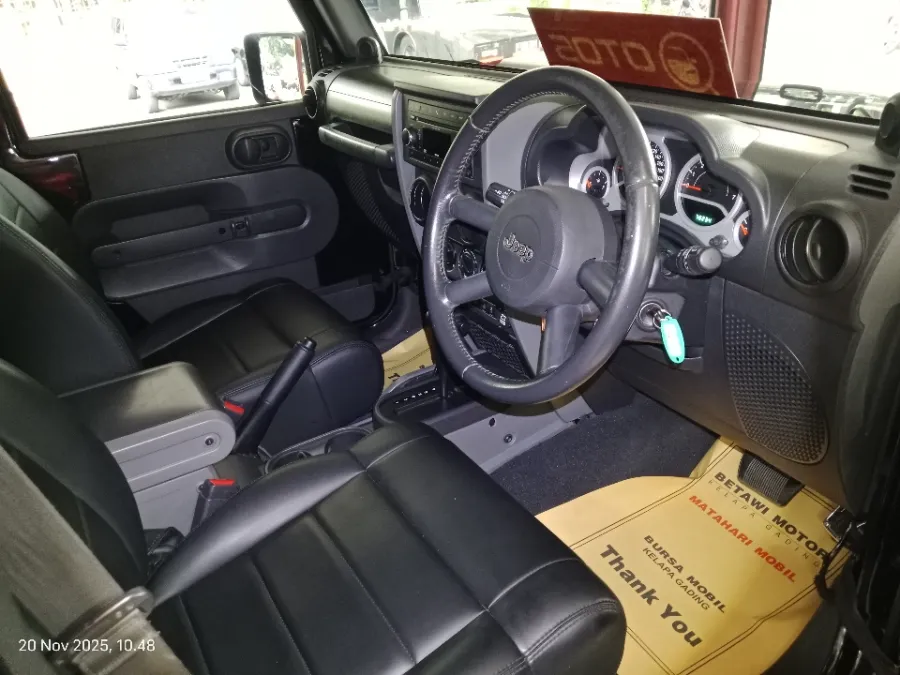 Foto Mobil Bekas Kabin Depan Jeep Wrangler 3.8 tahun 2010