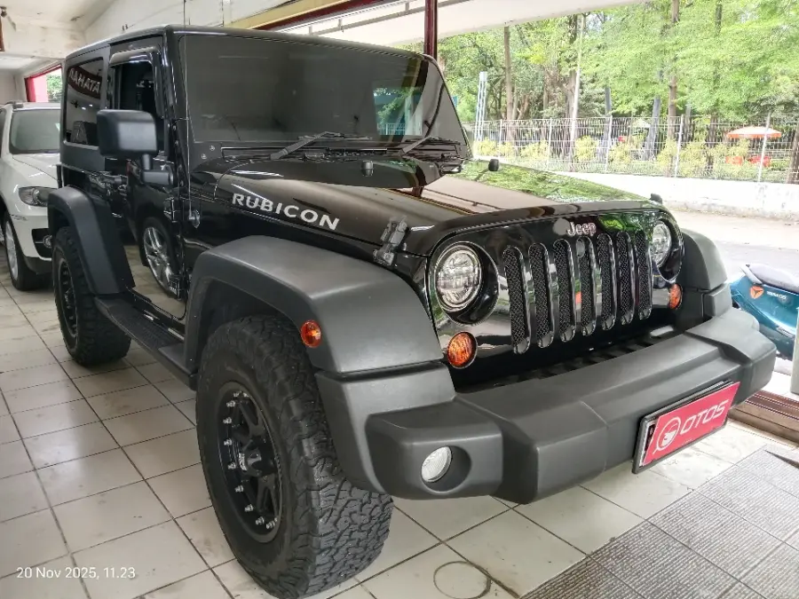 Foto Mobil Bekas Kanan Depan Jeep Wrangler 3.8 tahun 2010