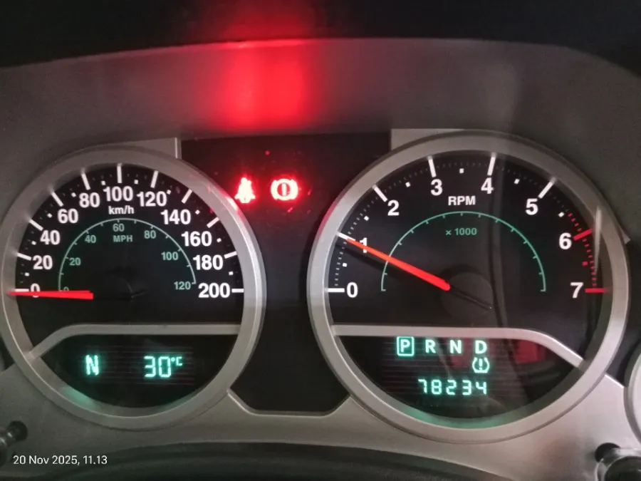 Foto Mobil Bekas Odometer Jeep Wrangler 3.8 tahun 2010