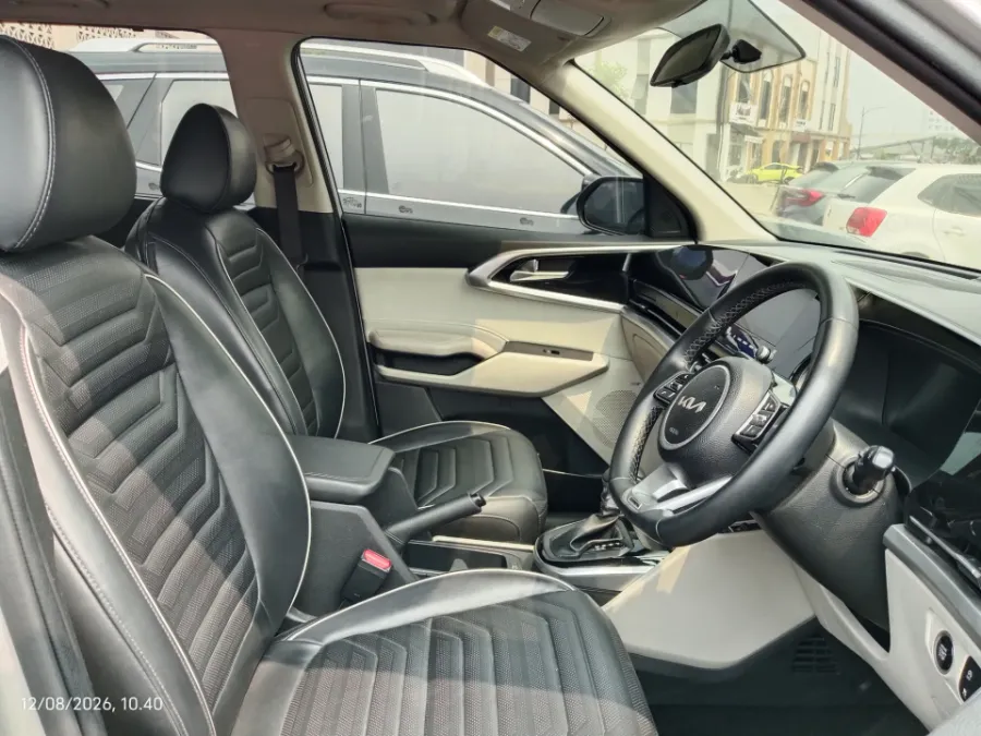 Foto Mobil Bekas Kabin Depan KIA Carens 1.5 tahun 2022