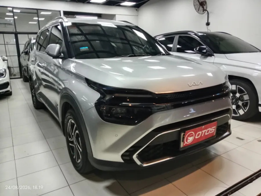 Foto Mobil Bekas Kanan Depan KIA Carens 1.5 tahun 2022