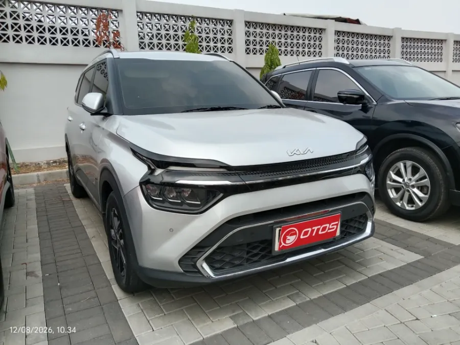 Foto Mobil Bekas Kanan Depan KIA Carens 1.5 tahun 2022