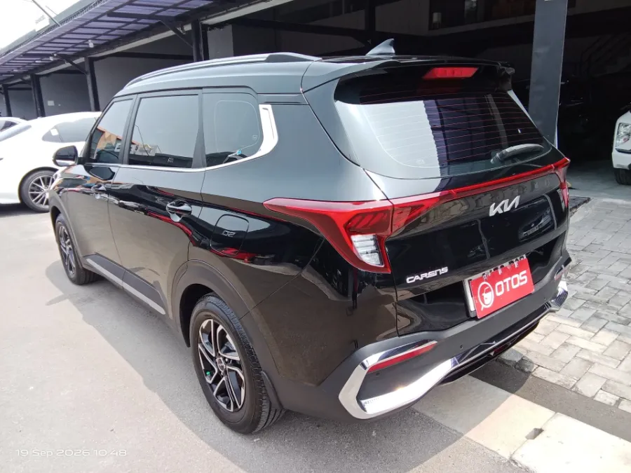 Foto Mobil Bekas Kiri Belakang KIA Carens 1.5 tahun 2022