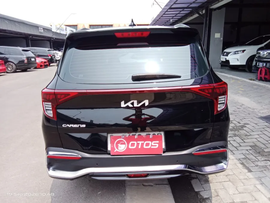Foto Mobil Bekas Tampak Belakang KIA Carens 1.5 tahun 2022