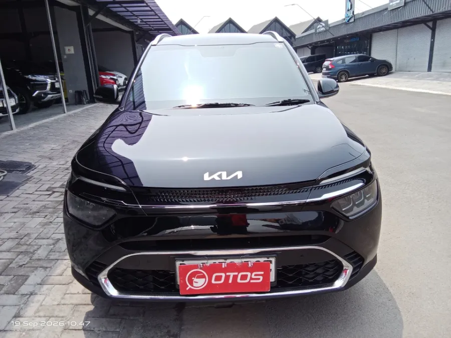 Foto Mobil Bekas Tampak Depan KIA Carens 1.5 tahun 2022